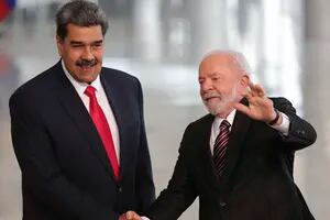 Lula le da una "cálida bienvenida" a Maduro en Brasilia y califica su visita de "momento histórico"