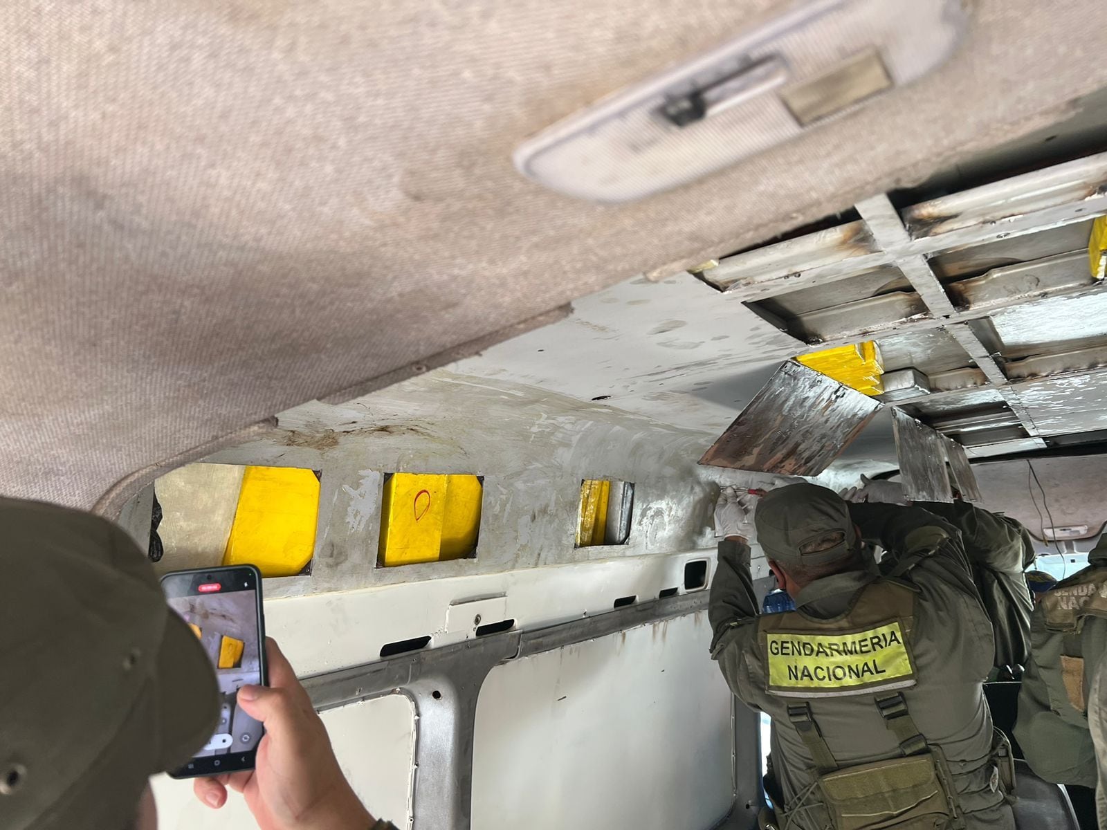 En el techo de una camioneta estaban ocultos 150 kilos de cocaína