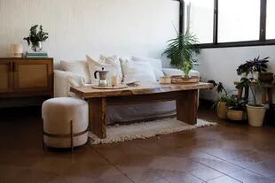 En el living, mueble con esterilla (Carola Mauer), sillón (Debois Concept), puf de terciopelo (Casa Lulu), mesa ratona (Familia Echaide), bandeja y alfombra (todo, Teodolina Deco). 