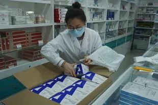 Un miembro del personal prepara kits de prueba de antígenos en una farmacia en medio de la pandemia de Covid-19 en Hangzhou, en la provincia oriental china de Zhejiang, el 19 de diciembre de 2022.