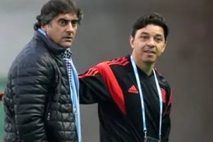 El manager Enzo Francescoli y el DT Marcelo Gallardo, dos "jugadores" clave en la negociación con Suárez