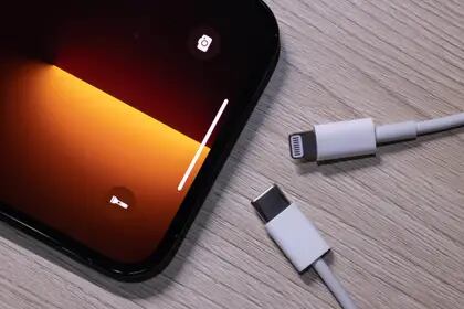 Apple usa el conector Lightning desde el iPhone 5, pero deberá migrar al USB-C que usan los dispositivos Android y sus propias iPad, para acatar la nueva regulación europea