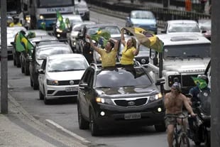 Carabana de autos en apoyo a Bolsonaro en Río de Janeiro, mientras la pandemia crece.
