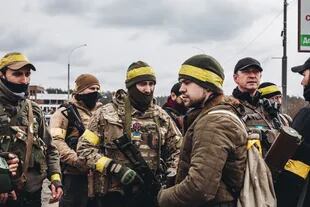 Soldados del ejército ucraniano en Irpin (Ucrania). Ucrania 