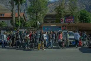 Jóvenes rusos toman el ómnibus a Tbilisi, la capital de Georgia, desde la localidad fronteriza de Stepantsminda