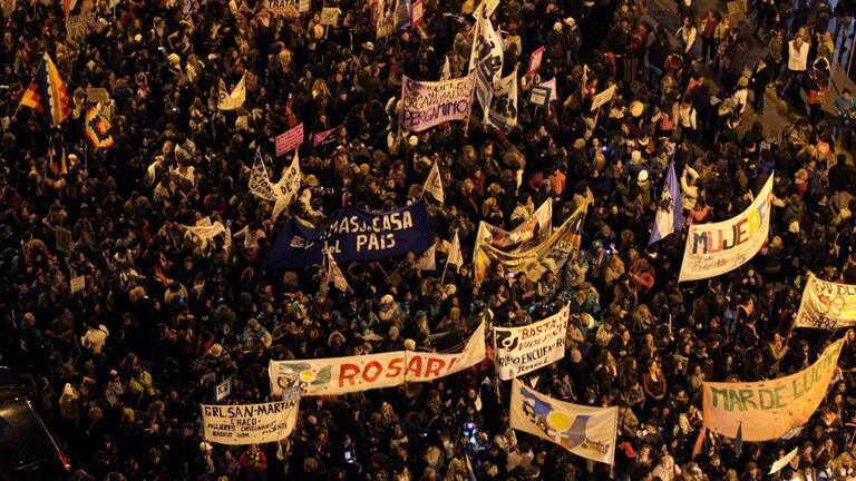 Tras dos femicidios, la marcha de 65 mil mujeres en Mar del Plata terminó con disturbios entre grupos extremistas