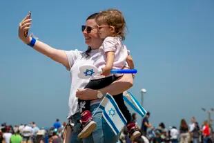 Una mujer y su hijo durante un festejo patrio en Israel