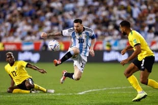 Lionel Messi en acción frente a Jamaica.