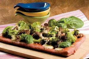 Pizza casera de remolacha con lomo y brócoli