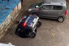 Un auto es “tragado” por la tierra en segundos en un estacionamiento