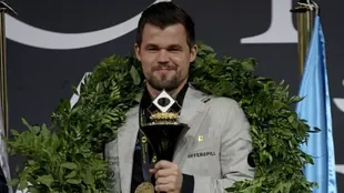 Magnus Carlsen en 2021 con su trofeo de campeón del mundo