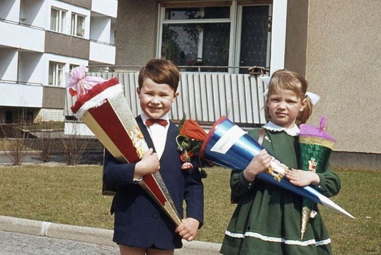 Los niños Einschulung, Mädchen y Junge mit Schultüten con sus conos, en la década de 1960