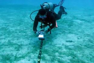 Revisando un cable submarino en busca de fallas