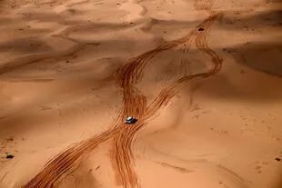 Los competidores conducen durante la etapa 3 del Rally Dakar 2022 entre las áreas sauditas de al-Artawiya y al-Qaysumah, el 4 de enero de 2022