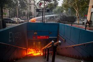 Hubo incendios en las entradas a las estaciones de subterráneos de la capital chilena 