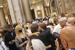 Javier Milei abraza a Zulemita Menem en el primer aniversario de la muerte de Carlos Menem; atrás está su hermana, Karina