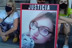 Vigilia de familiares y amigos antes del veredicto del jurado popular por el femicidio de Julieta Riera