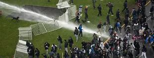 La policía dispersó con chorros de agua a un grupo de estudiantes que protagonizaron incidentes frente a la sede del gobierno, en Santiago