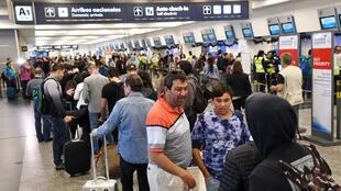 Ayer, cientos de pasajeros esperaron en el aeropuerto Jorge Newbery de la ciudad de Buenos Aires que reprogramaran vuelos por la huelga general