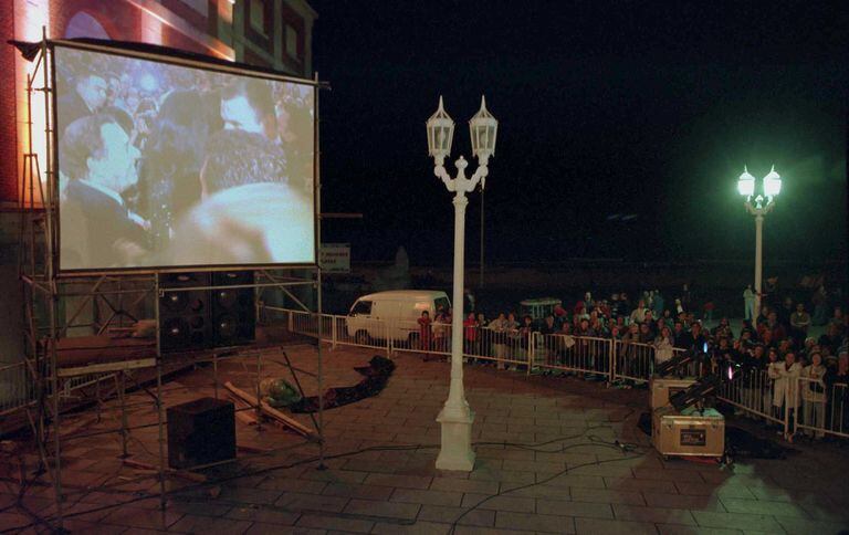 Alberto Sordi se observa la pantalla fuera del hall del Teatro Auditorium, 1998