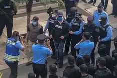 El expresidente hondureño Hernández se entregó a la policía tras el pedido de extradición de EE.UU.