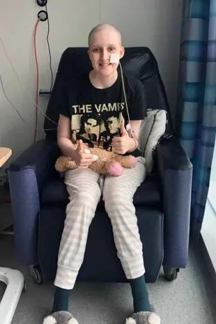 Después de una cirugía y casi un año de quimioterapia, los médicos le dijeron a Georgia Leslie que estaba "libre de cáncer"