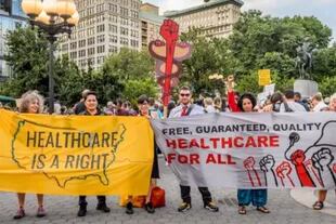 En esta manifestación de 2017, cientos de neoyorquinos pidieron un sistema de salud universal en su país y el fin de la atención médica con fines de lucro. Movilizaciones similares se desarrollaron en otras partes del país