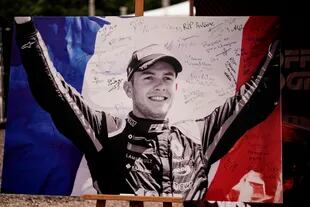 Una gigantografpia de Anthoine Hubert cubierta de mensajes de condolencia en la entrada del circuito Spa-Francorchamps; el piloto francés, de 22 años, murió el 31 de agosto de 2019