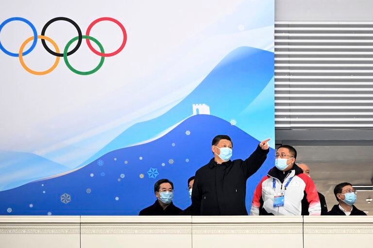 En esta foto dadaa conocer por la agencia noticiosa china Xinhua, el presidente chino It Xi Jinping visita el Óvalo Nacional de Patinaje, una instalación de competencias para los Juegos Olímpicos Invernales del 2022, el 4 de enero en Beijing. (Shen Hong/Xinhua vía AP)