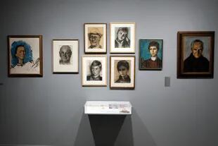 Autoretrato (primero a la izquierda) y retratos familiares de Margit Eppinger Weisz.
