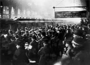 Cientos de personas se acercaron a la estación de King's Cross para esperar la llegada de la escritora  y su esposo, el coronel Archibald Christie, en diciembre de 1926