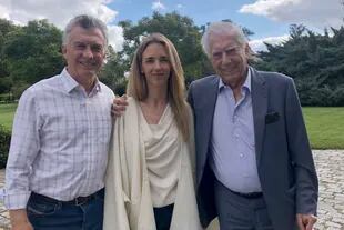 Con Mauricio Macri y Mario Vargas Llosa, uno de sus referentes literarios