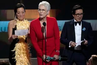 Michelle Yeoh, Jamie Lee Curtis y Ke Huy Quan aceptan el premio al mejor cast