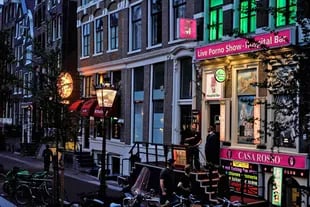 Coronavirus: reabrió la zona roja de Amsterdam con un gran cambio, sin besos