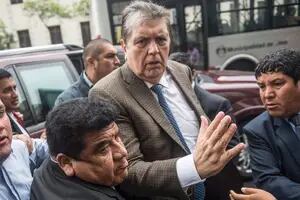 Perú: el expresidente García murió tras dispararse cuando iban a detenerlo