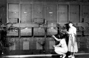 Decenas de otras mujeres siguieron programando ENIAC hasta 1955, como Gloria Gordon Bolotsky (izq) y Ester Gerston