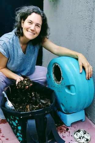 Verónica Gheorghiu comenzó fabricando composteras y junto con su hermana lleva vendidas más de 2000 composteras con la marca Viví más Verde