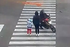 Un motochorro casi atropelló a una mujer y a su hijo, y saltó sobre el capot del patrullero para escapar