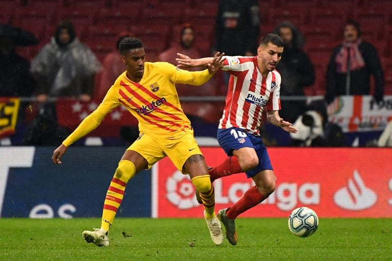 Junior Firpo (L) frente al argentino Ángel Correa, de Atlético de Madrid; el defensor pasó a Leeds y esfumó 6.000.000 de euros de gastos por temporada para Barcelona.