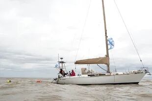 La embarcación de apoyo acompañó a los 12 nadadores a lo largo del recorrido; la bandera argentina fue una motivación y una guía para los participantes.