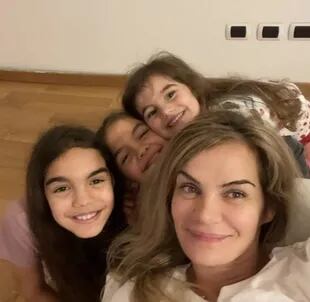 Eliana Guercio junto a sus tres hijas, fruto de su relación con Sergio "Chiquito" Romero