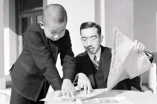 El emperador Hirohito y el príncipe Akihito leyendo la prensa