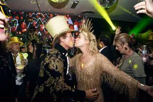 A glamorous marriage.  Valeria Mazza and Alejandro Gravier with their inevitable top hat designed for the occasion