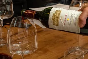 Días atras, en la vinoteca Vino El Salvador, se realizó una cata del Estrella 77; la etiqueta se ve afectada por la humedad, por el tipo de pegamento que se usaba para colocarla en la botella