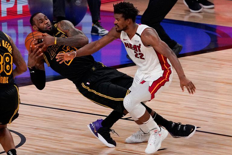 Butler en acción: todo un obstáculo anoche para Los Angeles Lakers en el quinto partido