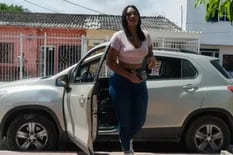 Es la mujer más alta del Caribe y paraliza el tránsito cuando camina por las calles