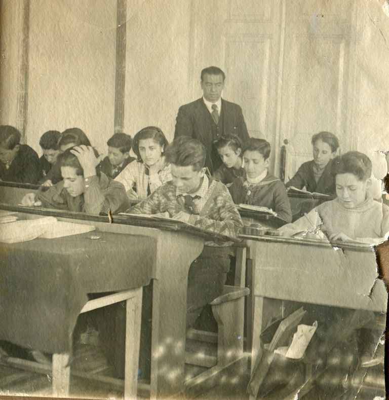 The children of Russia in Leningrad, in class with the Spanish teacher Nicolás Diez Valbuena, grandfather of the vice-president of the Children of Russia association