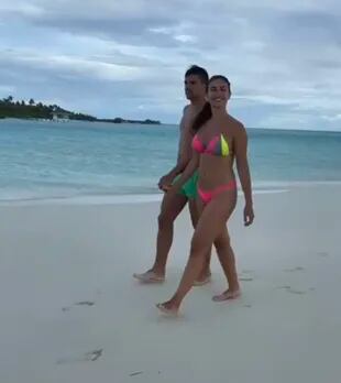 Gio Simeone y su esposa en la playa de las Maldivas