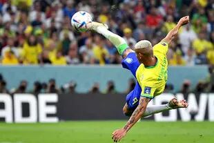 Richarlison de Brasil anota el segundo gol de su equipo durante el partido del Grupo G de la Copa Mundial de la FIFA Qatar 2022 entre Brasil y Serbia