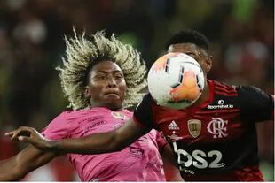La pelota es casi un objeto de hipnosis para Angelo Preciado, de Independiente del Valle, y Vitinho, de Flamengo.